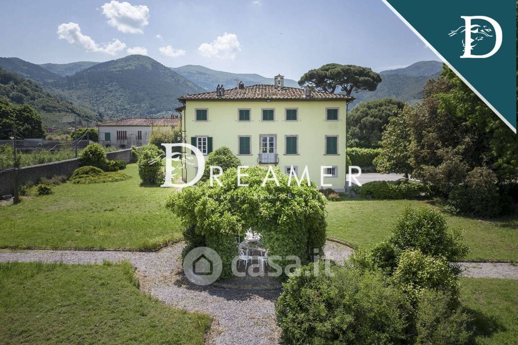 Villa in Vendita in Via del Pino e Cortacce 10 a Lucca