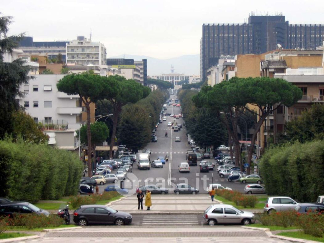 Negozio/Locale commerciale in Vendita in Viale Europa a Roma
