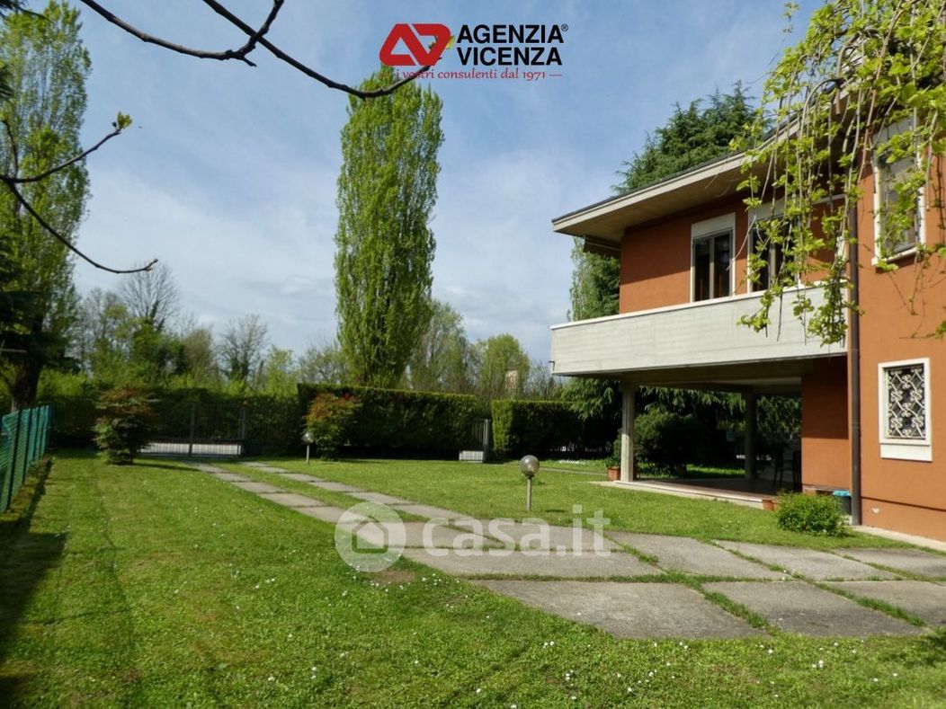 Casa indipendente in Vendita in Via Lago di Como a Vicenza