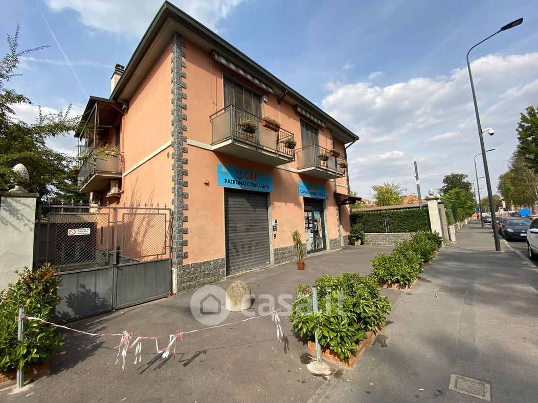 Villa in Vendita in Via Lorenteggio 172 a Milano