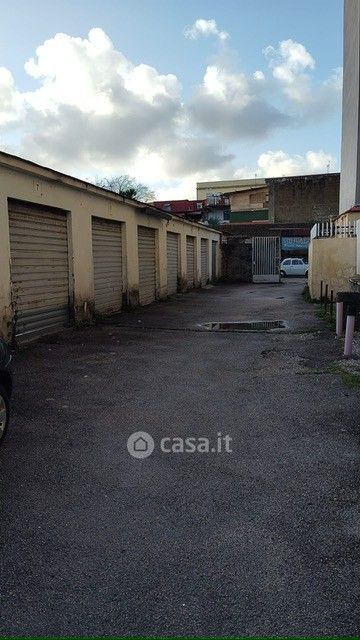 Garage/Posto auto in Affitto in a Napoli