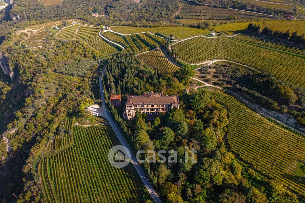 Villa in Vendita in Via Grola a Sant'Ambrogio di Valpolicella