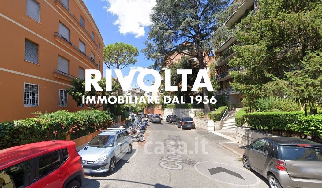Appartamento in Vendita in Clivo di Cinna 205 a Roma