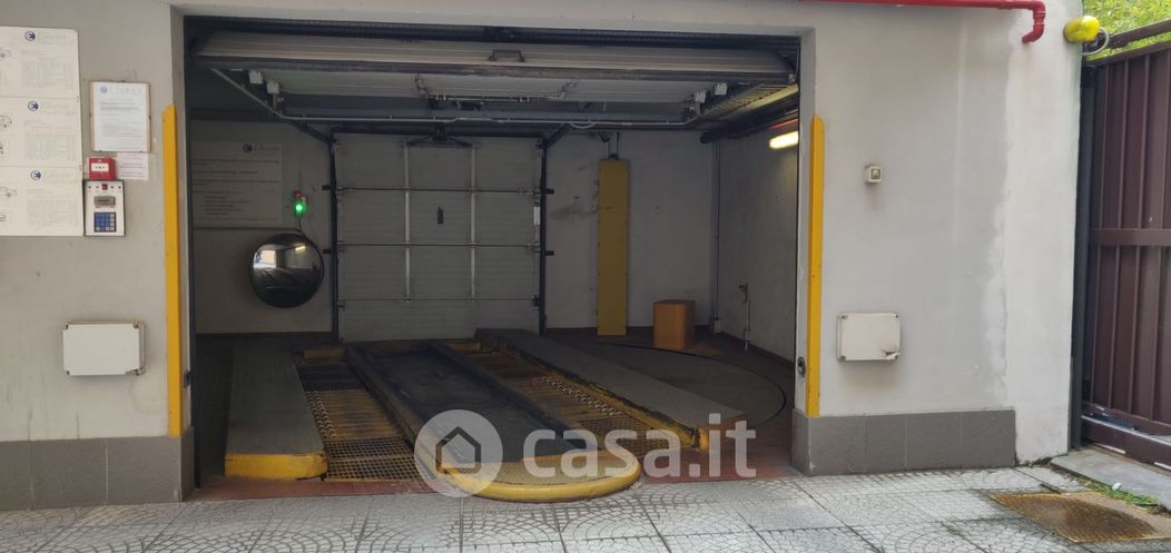 Garage/Posto auto in Vendita in Via Perugino 14 a Milano