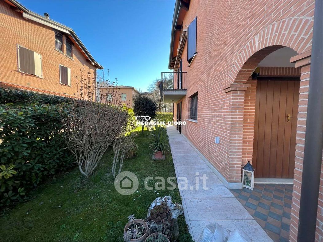 Villa in Vendita in Strada Ponte Alto Nord a Modena