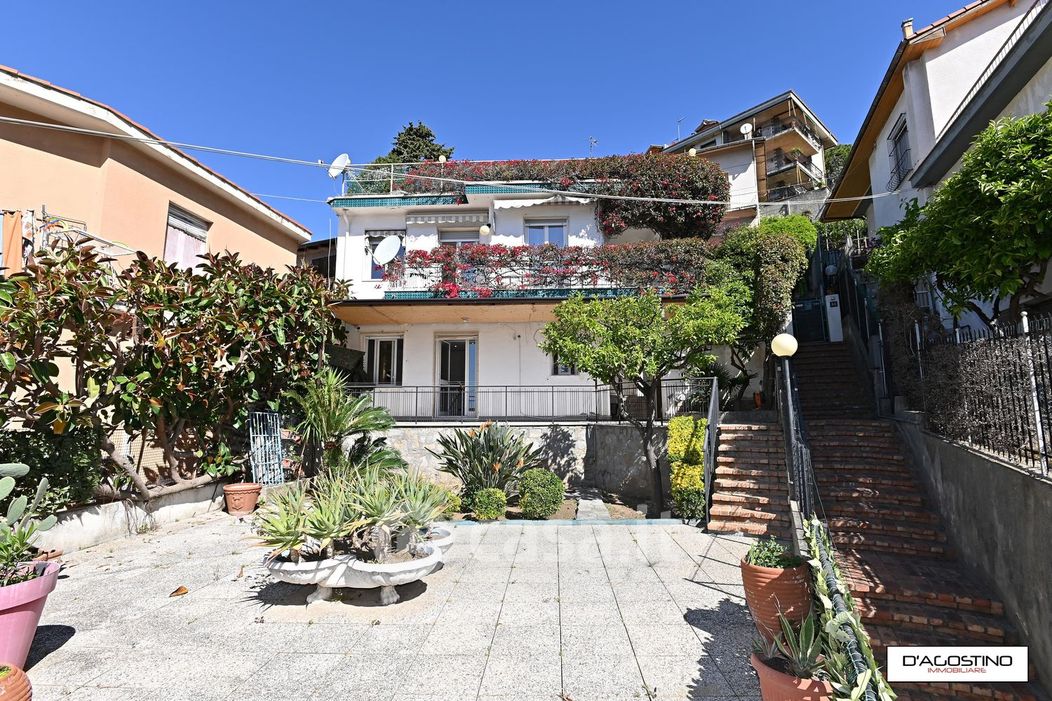 Casa Bi/Trifamiliare in Vendita in Via Poggio Ponente 32 a Vallecrosia