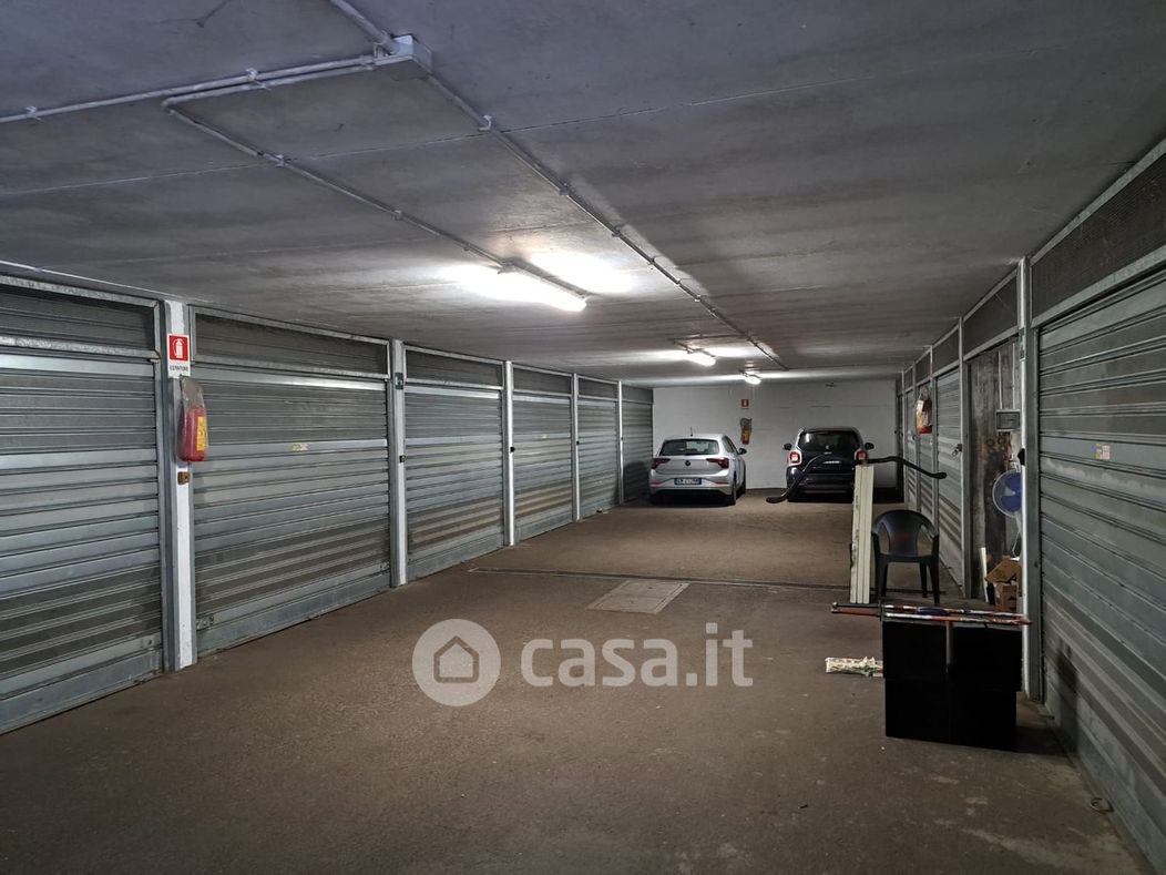 Garage/Posto auto in Affitto in Via degli Adimari 108 a Roma