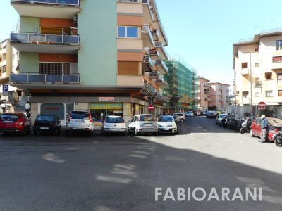 Negozio/Locale commerciale in Vendita in Via Alfredo Catalani a Roma