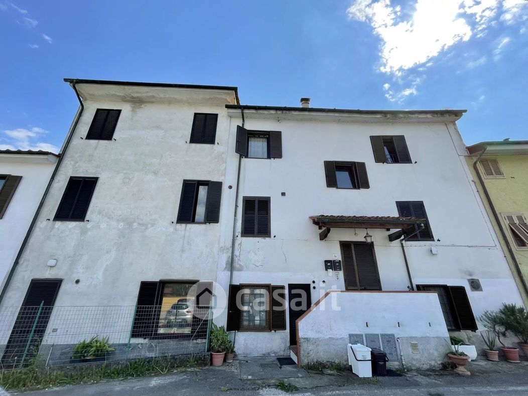 Appartamento in Vendita in Via per Corte Sandori 24 a Lucca