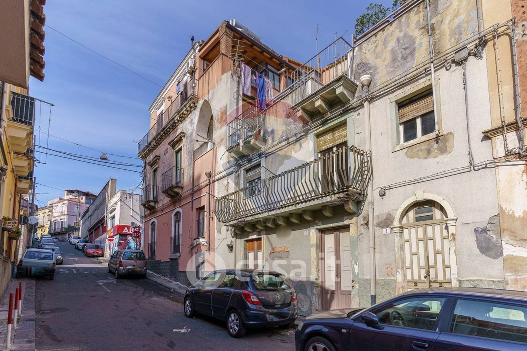 Casa Bi/Trifamiliare in Vendita in Via Indoratore 8 a Catania