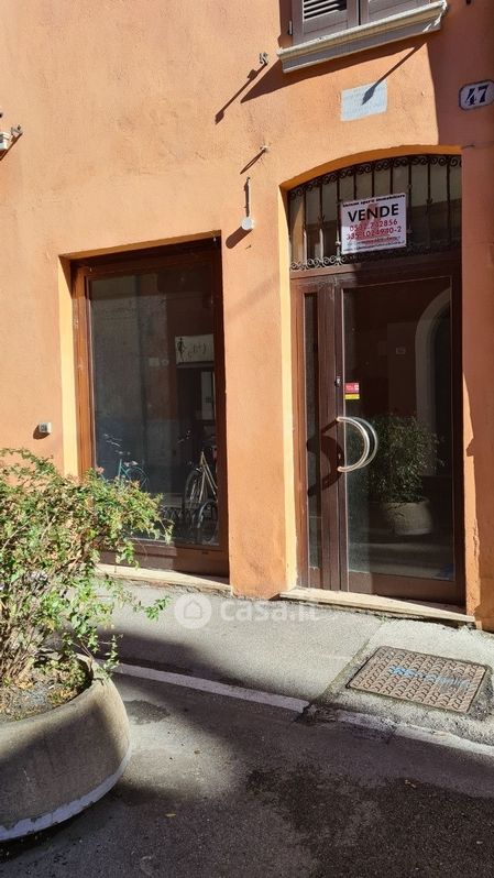 Negozio/Locale commerciale in Vendita in Via Carlo Mayr a Ferrara