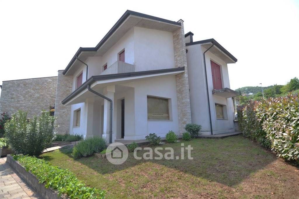 Casa Bi/Trifamiliare in Vendita in Via Basilio Meneghini 12 a Arzignano
