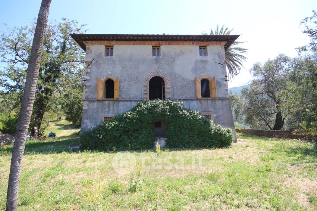 Villa in Vendita in Via del Cimitero di Vicopelago 260 a Lucca