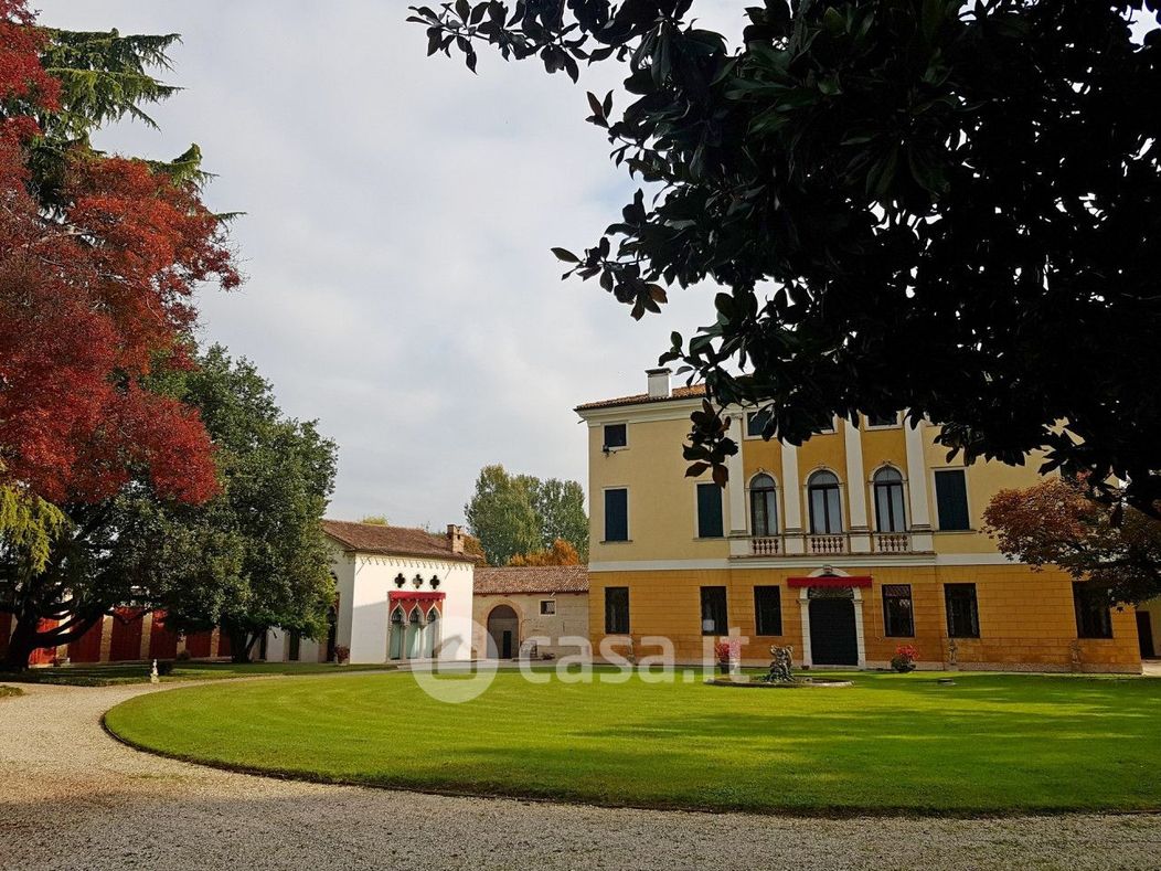 Villa in Vendita in Via Chiesa a Sandrigo
