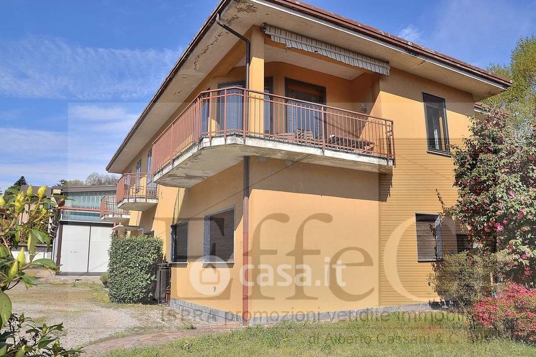 Appartamento in Vendita in Via C. Battisti 72 a Laveno-Mombello