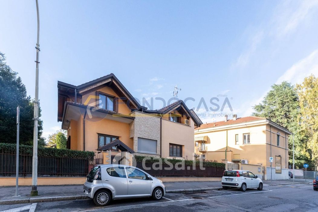 Villa in Vendita in Viale Gorizia 75 a Legnano