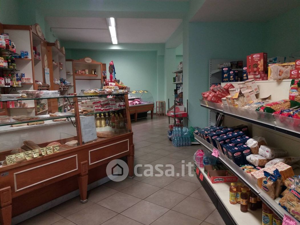 Negozio/Locale commerciale in Affitto in Via Vittorio Veneto a San Giuliano Terme