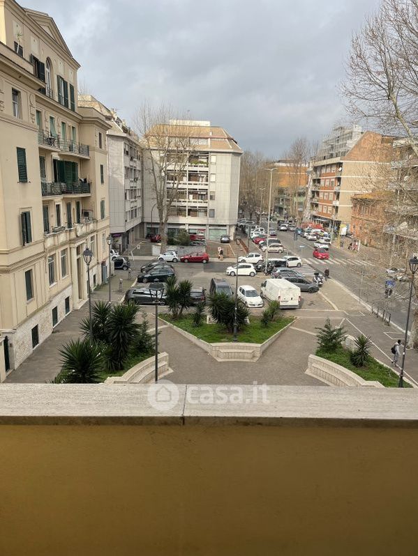 Appartamento in Vendita in Piazza Duca di Genova a Roma