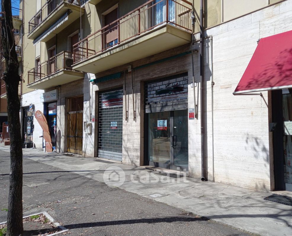 Negozio/Locale commerciale in Affitto in Via Roveggia 24 a Verona