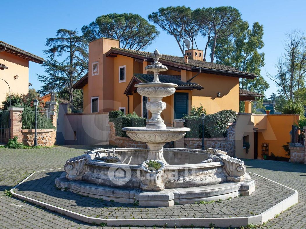 Villa in Vendita in Via di Casal Selce 461 a Roma
