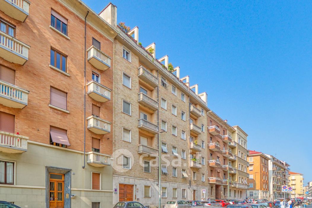 Appartamento in Vendita in Via Arona 23 a Torino