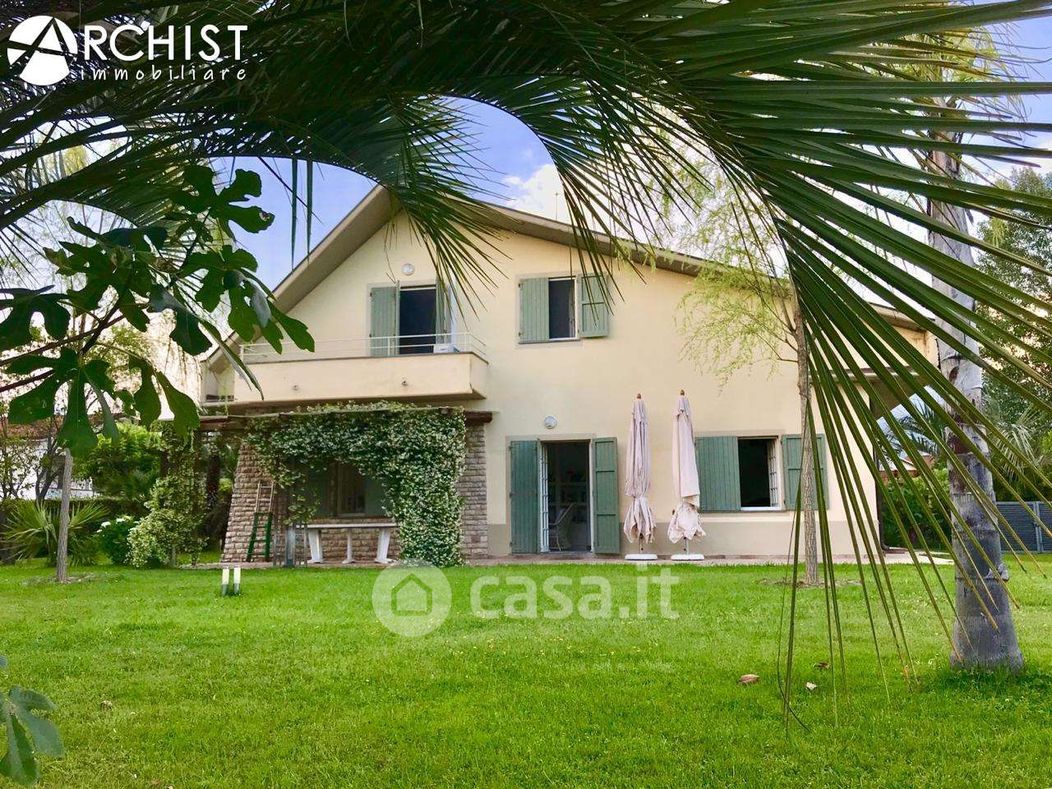 Villa in Affitto in Via Fosso Nuovo a Massa