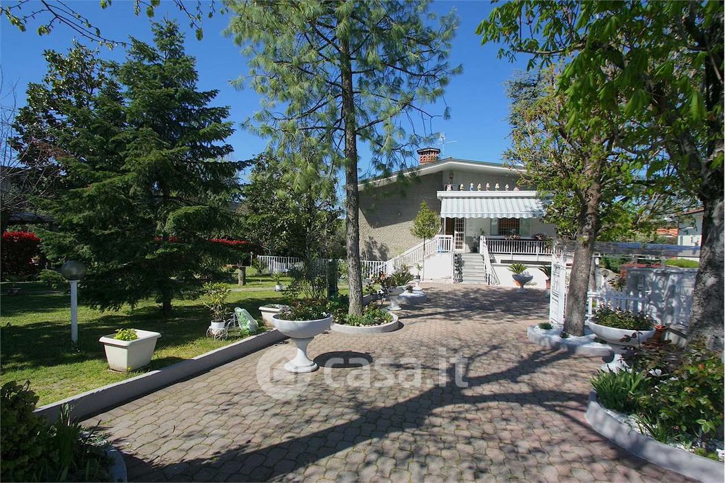 Villa in Vendita in Strada Nazionale per Carpi Centro 385 a Modena