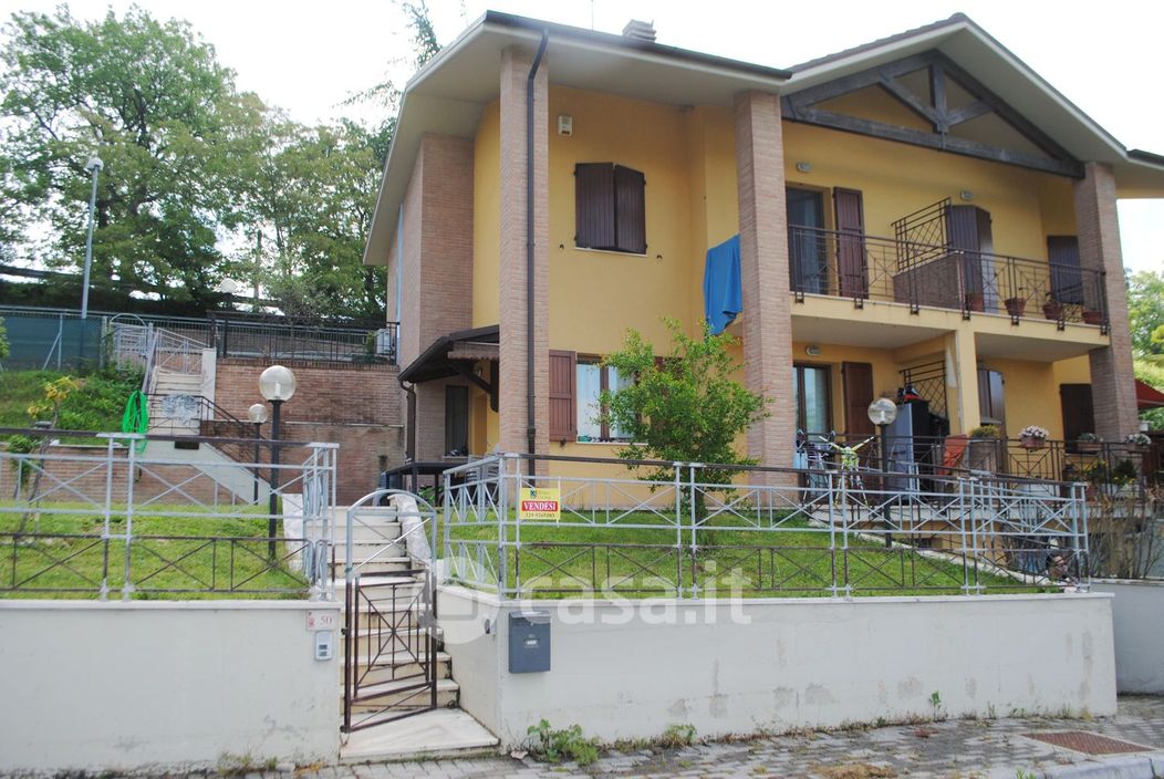 Casa Bi/Trifamiliare in Vendita in a Urbino