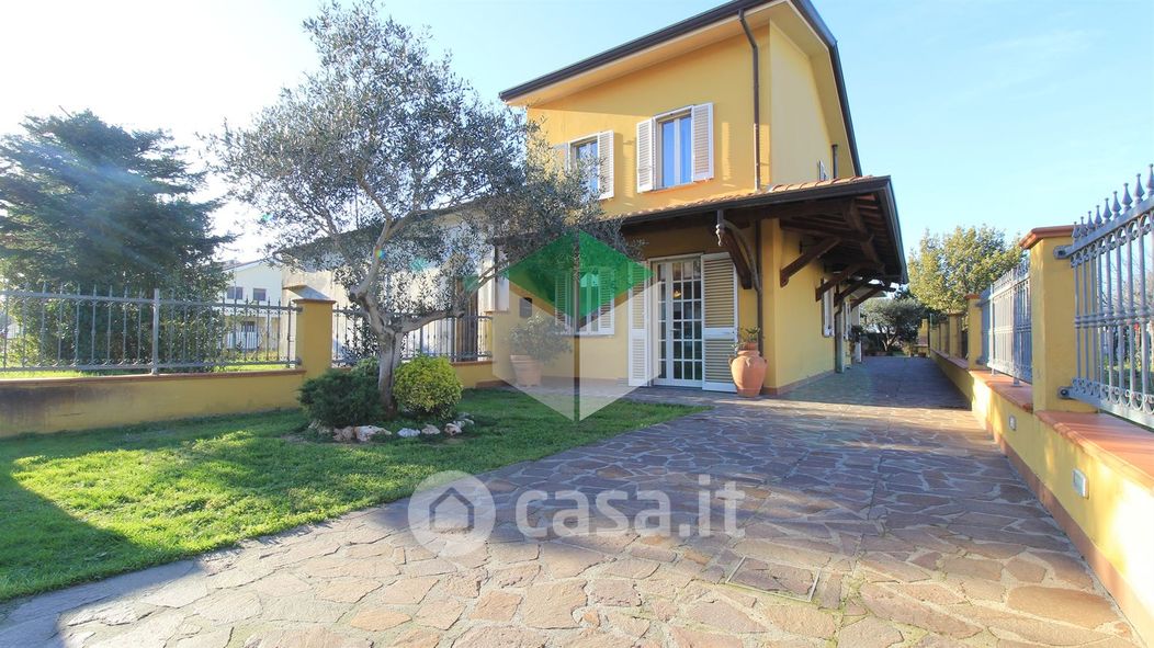 Casa indipendente in Vendita in Via Giosue Carducci a Viareggio