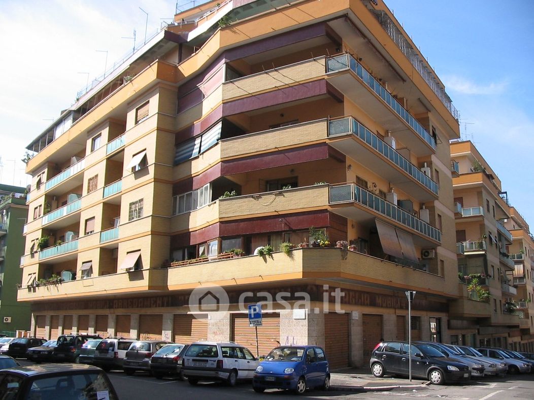 Appartamento in Vendita in Via dei Gerani 10 a Roma