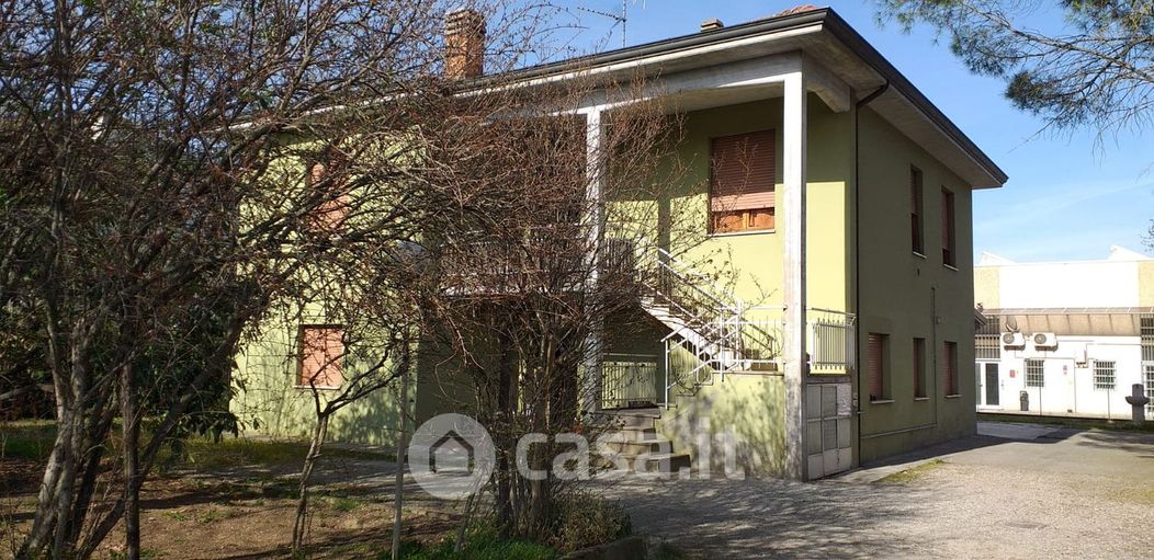 Casa Bi/Trifamiliare in Vendita in Strada Traversetolo 278 a Parma