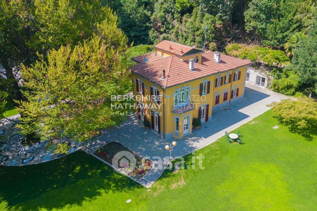 Villa in Vendita in Via Giuditta Pasta a Grandate
