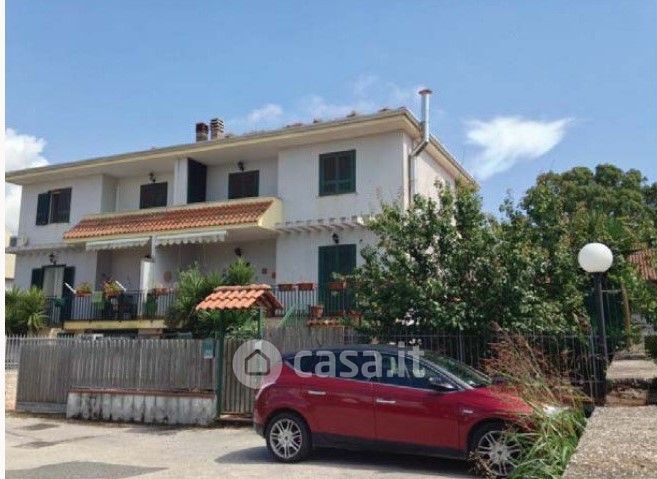 Casa indipendente in Vendita in Viale dei Pini Nord 38 a Giugliano in Campania