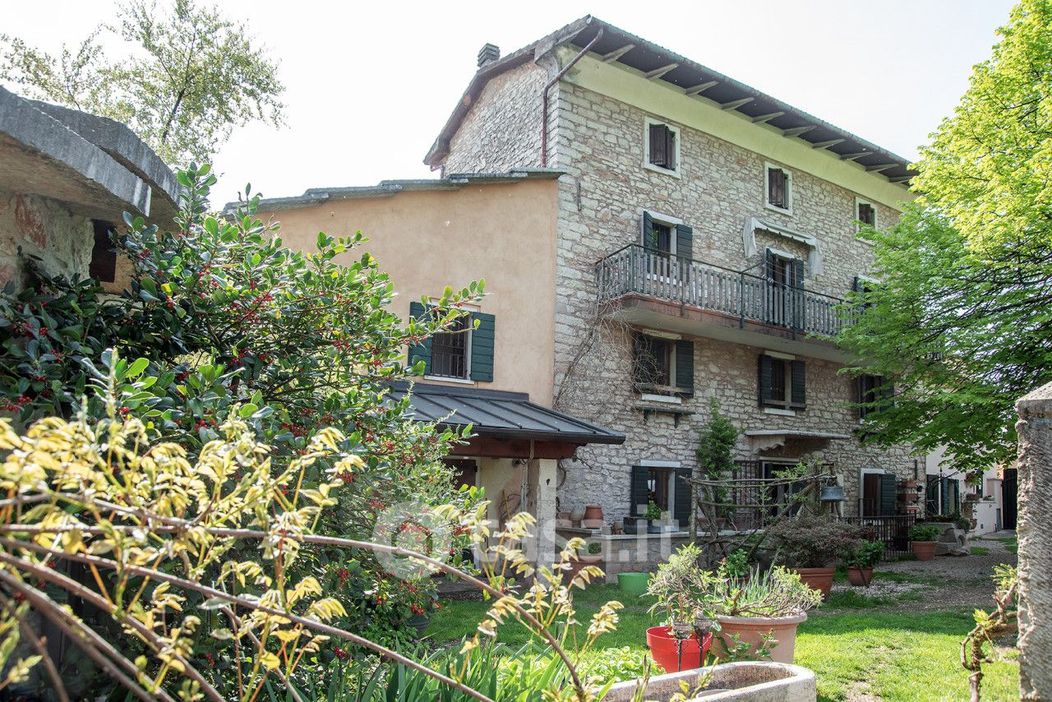 Villa in Vendita in Contrada Costa a Bosco Chiesanuova