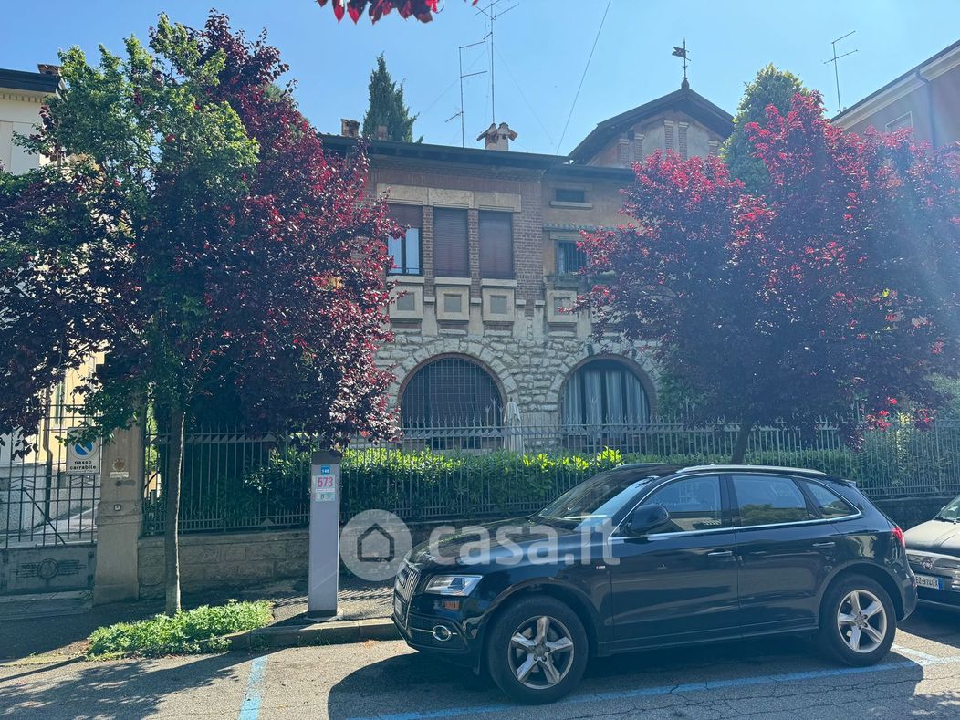 Casa Bi/Trifamiliare in Vendita in Via Rovereto a Verona
