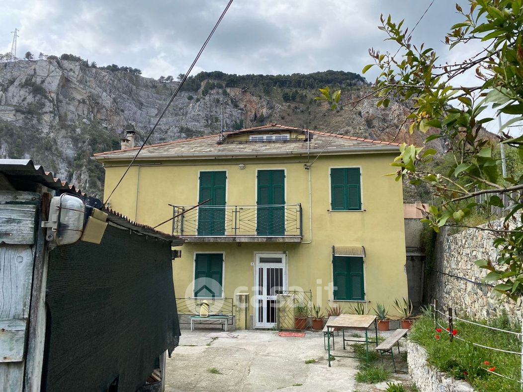 Casa Bi/Trifamiliare in Vendita in Via Panigaro a Genova