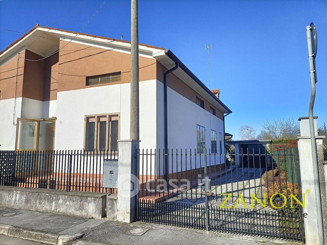Casa Bi/Trifamiliare in Vendita in Via C. Percoto 7 a Romans d'Isonzo