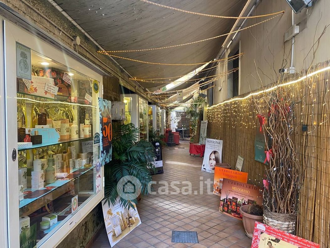 Negozio/Locale commerciale in Affitto in Via Solimena 41 a Napoli