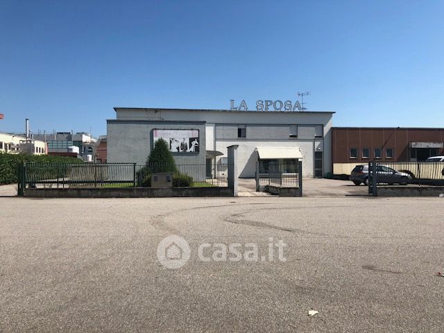 Negozio/Locale commerciale in Vendita in Via Biandrate a Novara
