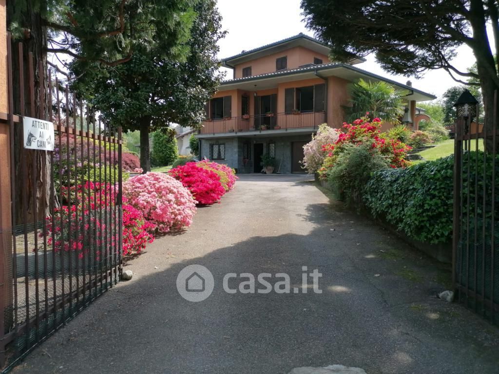 Villa in Vendita in Via ROMA a Cadrezzate con Osmate