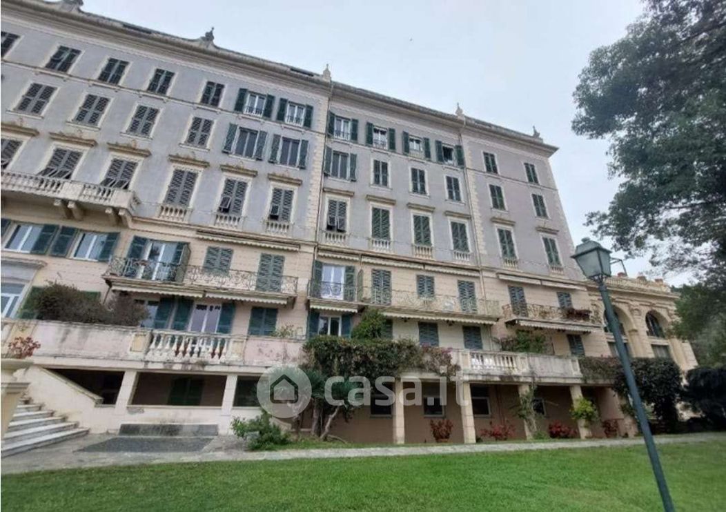 Palazzo in Vendita in Via Capolungo 24 a Genova