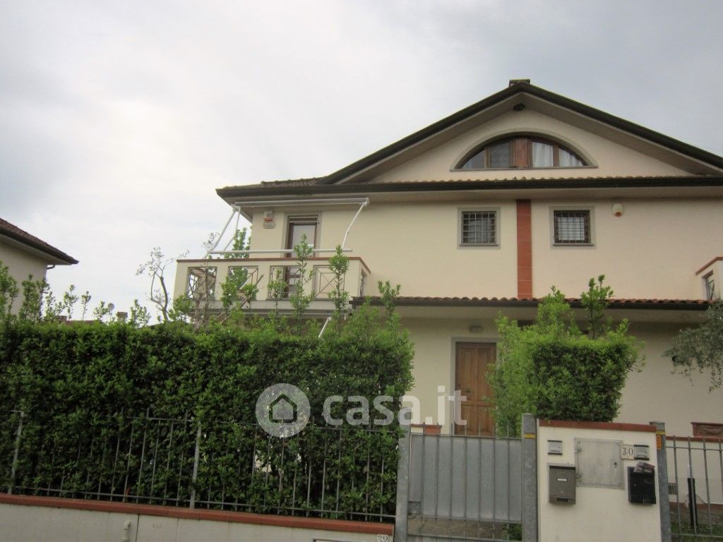 Casa Bi/Trifamiliare in Affitto in Via Nicolò Paganini a Pietrasanta