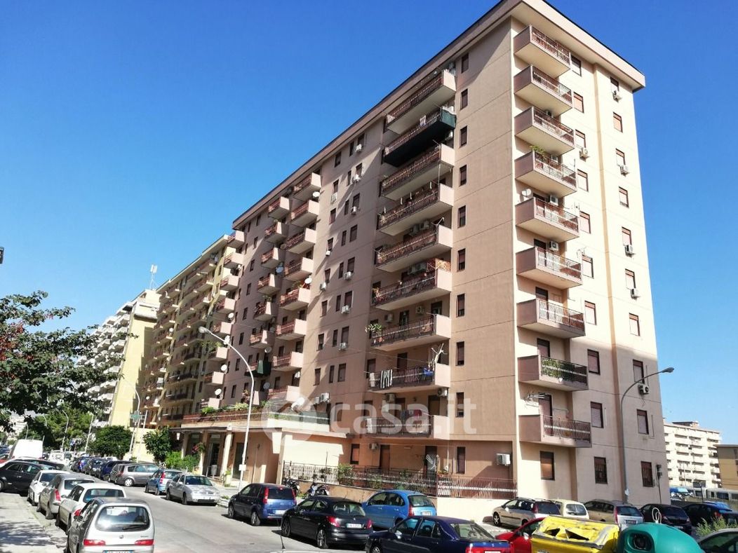 Appartamento in Vendita in Via Azolino Hazon 1 a Palermo