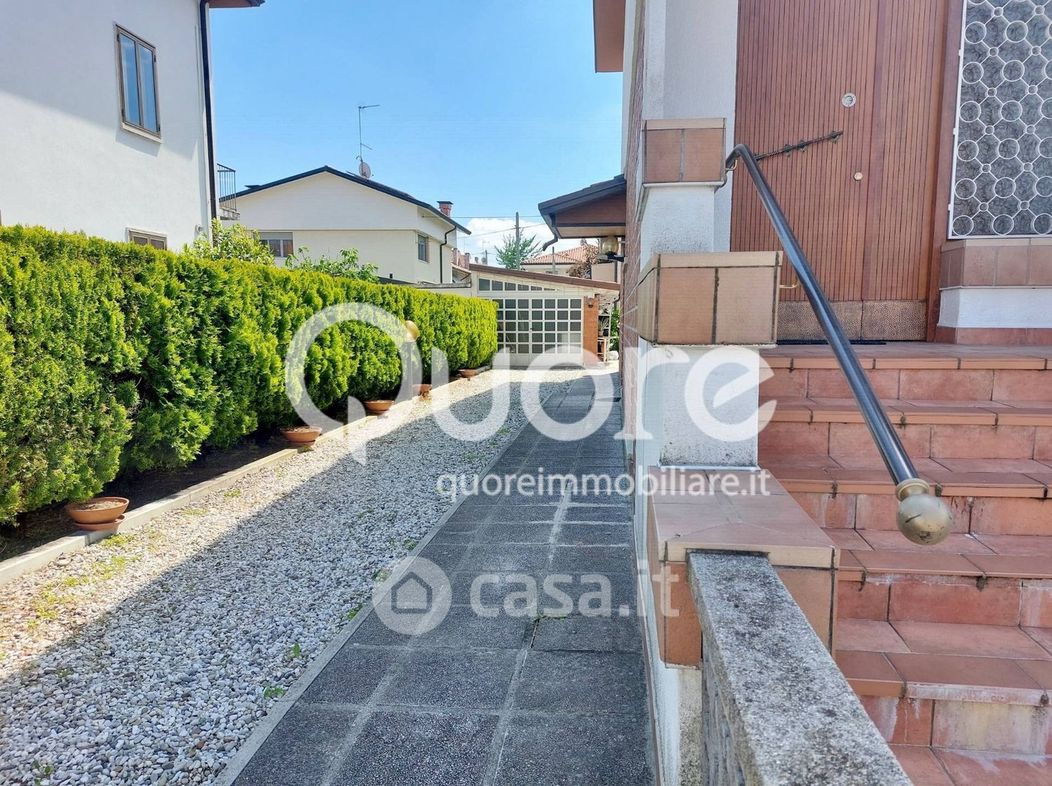 Casa Bi/Trifamiliare in Vendita in Via Muggia a Udine