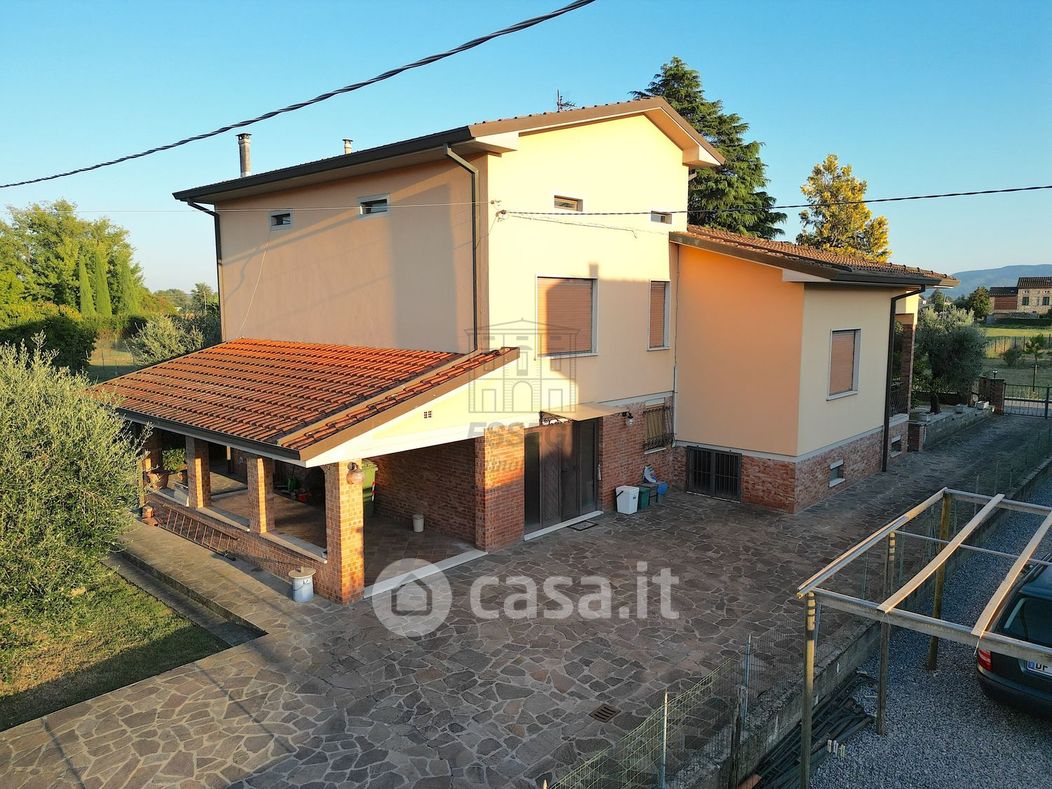 Villa in Vendita in Via delle Ville Prima 2915 a Lucca