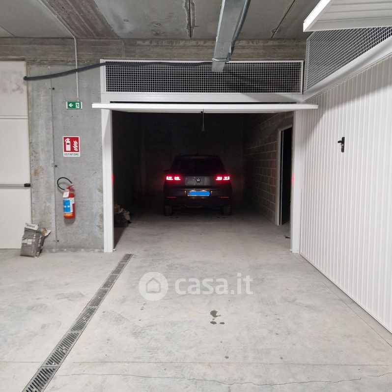 Garage/Posto auto in Affitto in Via degli Alpini a Lazise