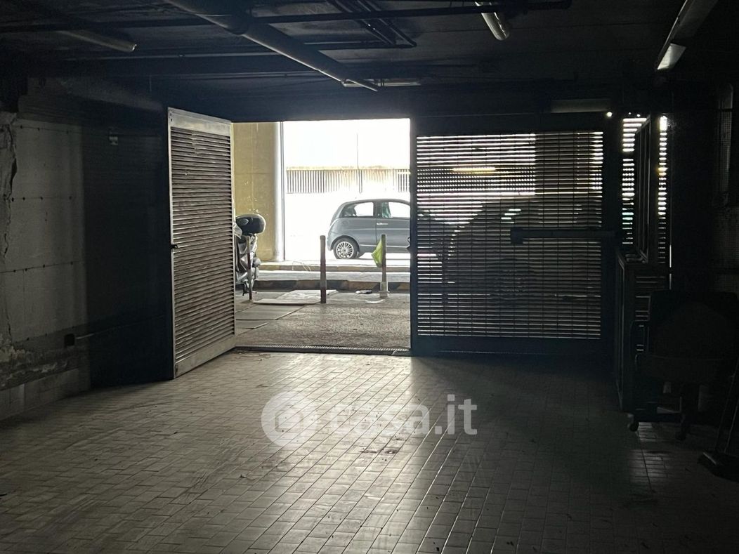 Garage/Posto auto in Affitto in Via Giovanni Porzio 4 a Napoli