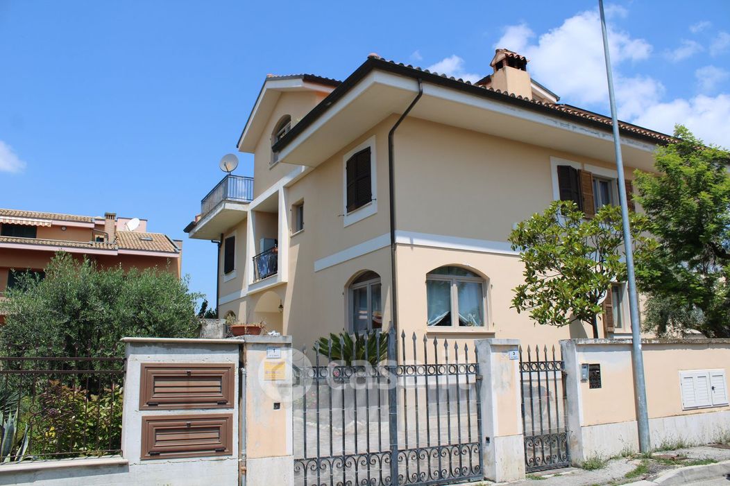 Casa Bi/Trifamiliare in Vendita in Via Giuseppe Righetti 2 a Teramo