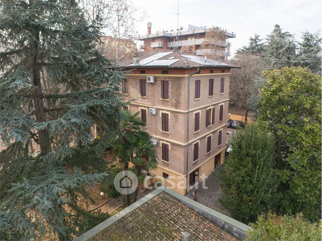 Villa in Vendita in Viale G. Verdi 172 a Modena