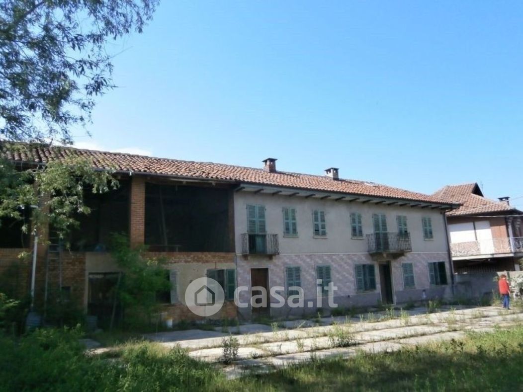 Villa in Vendita in Frazione Montemarzo 148 a Asti